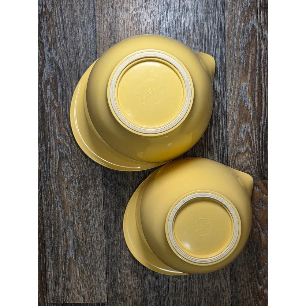 Williams Sonoma Melamine Mixing Bowls Set of 2 Yellow 3qt 4qt Pour Spout Nesting